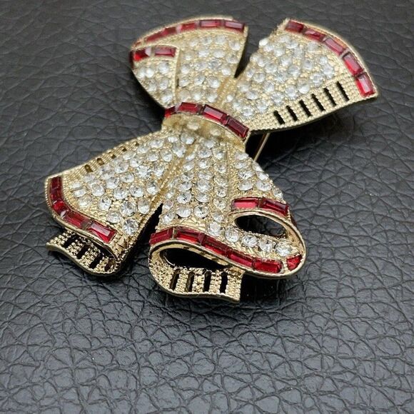 Napier Brooch Holiday Bow Gold Tone Clear Round Rhinestones Red Baguettes 3D - Picture 4 of 8